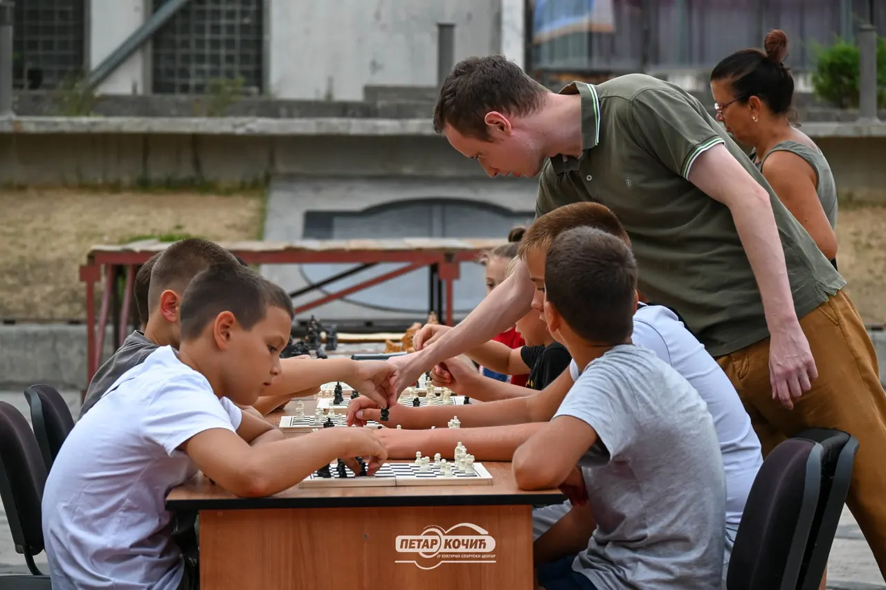 Slaven Pastar guiding children during a chess game
